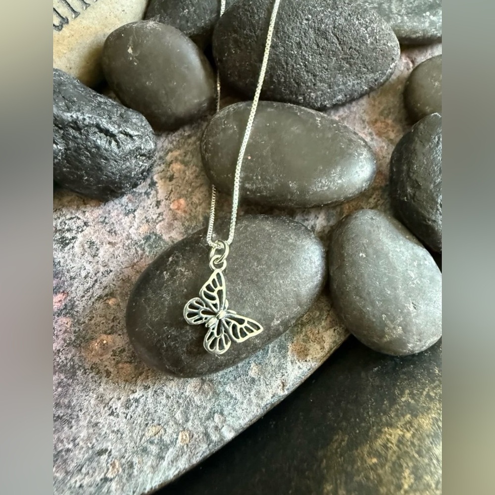 Beautiful 925 Sterling silver Butterfly pendant necklace.